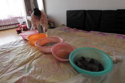 和硕楼上漏水，住户失联，小区没物管，业主维权难！律师来支招……